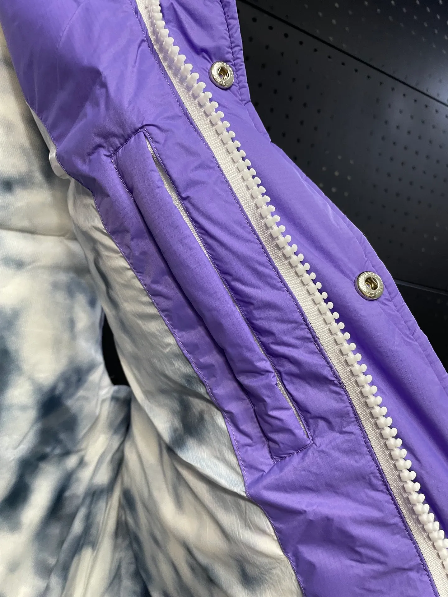 Canadagoose/ 21Ss ❗️ New Arrival“ Series” Canada Goose New Arrival“Northern Lights” ！ ， ， ！ ： 1⃣ 9500-100%nylon 2⃣ YKK ， 3⃣ 80% ，（zp 80% / 90% ） ： 1⃣ /9500-100%nylon 100% 100% , 、 ZP ， 。 2⃣ 80% ， （30 ） 。 。 ： ， 。 ， ， 。 Size:XS-2XL :Purple. . .Black.Royal Blue .Dark Blue